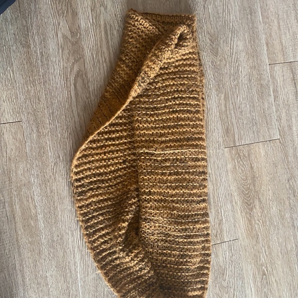 H&M Infinity Scarf - Picture 5 of 7